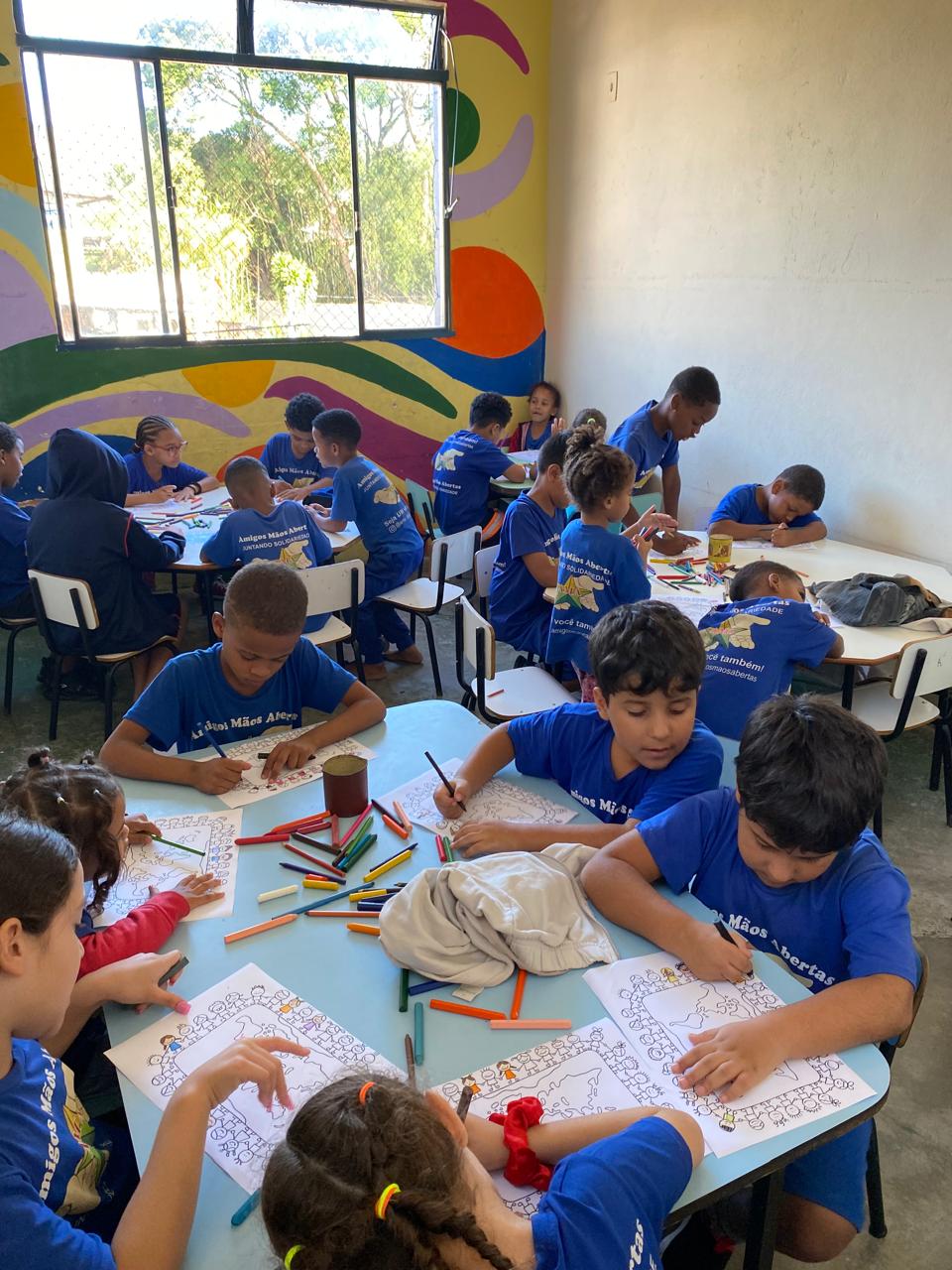 Crianças da AMA em oficina de pintura