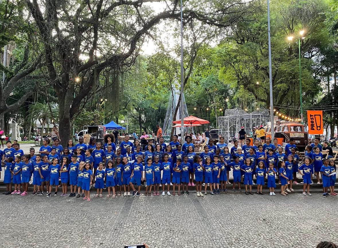 Coral da AMA se apresentando na praça