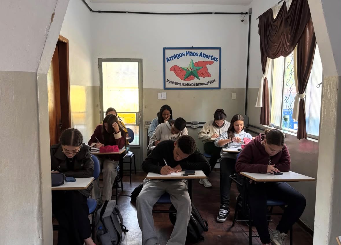 Jovens estudando em sala de aula do programa Jovem Aprendiz
